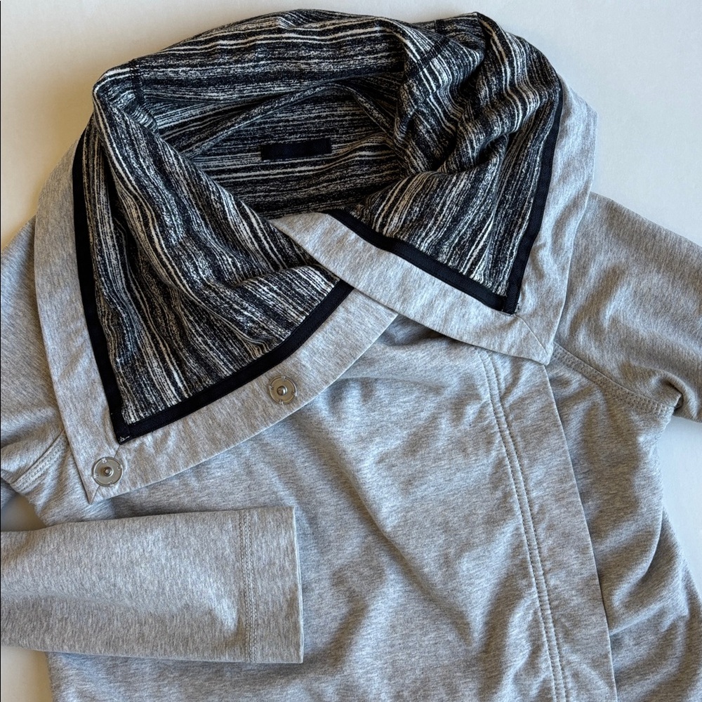 Lululemon Savasana Wrap‎ Thick Gray Long Comfort Jacket Pockets Snap Women’s 4